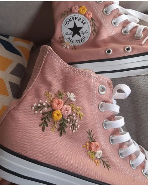 Converse Floral, Shoe Embroidery, Converse Embroidery, Floral Converse, Cute Converse Shoes, Xv Ideas, Embroidered Converse, Cute Converse, Simple Hand Embroidery Patterns