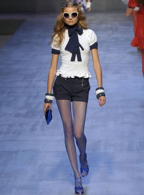 offduty ⭒ runway on X: "magdalena frąckowiak for blugirl spring/summer 2007 https://t.co/ZKBKUVUKkV" / X Miumiu Runway, Runway 2000s, Grey Coquette, Trashion Fashion, Mode Gossip Girl, 2007 Runway, Magdalena Frackowiak, High Fashion Runway, 90s Runway Fashion