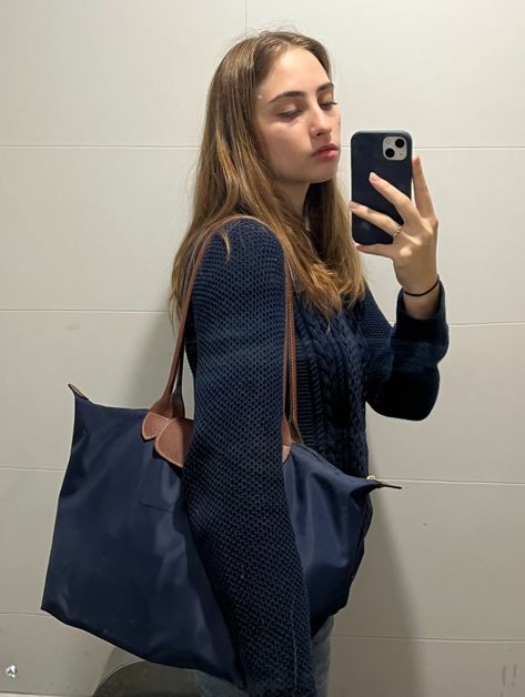 Navy Blue Longchamp Bag Outfit, Longchamp Navy Blue, Le Pilage Tote Aesthetic, Blue Longchamp Bag Outfit, Longchamp Bag Outfit Aesthetic, Navy Bag Outfit, Navy Longchamp Bag Outfit, Long Champ Outfit, Navy Longchamp Bag