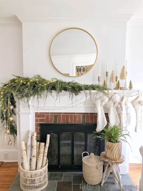 Asymmetrical Garland, Natal Natural, Christmas Mantel Decor, Neutral Christmas Decor, Christmas Fireplace Decor, Decorating Farmhouse, Christmas Decor Inspiration, Christmas Mantel, Christmas Tablescape