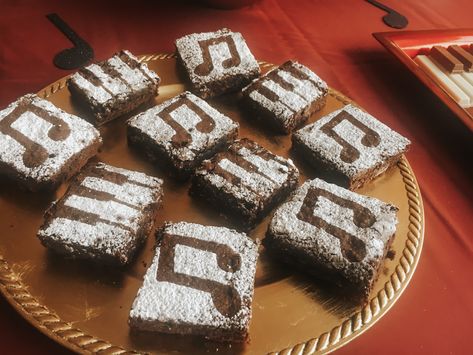 Powdered sugar stenciled brownies - Music notes and piano keys Music Dessert Table, Music Inspired Food Party Ideas, Music Dessert Ideas, Music Chocolate Covered Strawberries, Piano Party Ideas, Rock And Roll Desserts, Music Themed Treats, Piano Recital Reception Food, Piano Theme Birthday Party