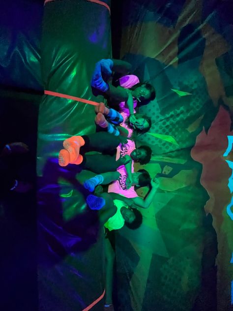 Trampoline park with friends Sky Zone Birthday Party, Selfie Showroom, Friend Lifestyle, Trampoline Park Party, Trampoline Park Birthday Party, Recreate Pictures, Nights Aesthetic, Camp Photos, Neon Birthday Party