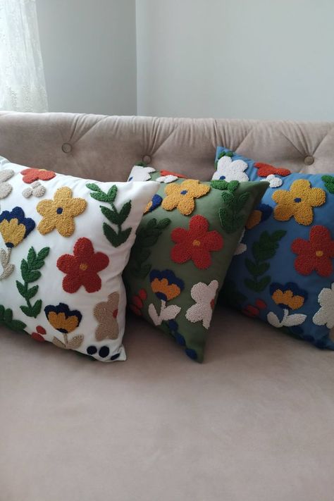 Flower patterned colorful pillow and cushion :) 100% handmade punched needle pillowcases are made of cotton threads. The fabric is linen fabric. The back of the cover is closed with a hidden zipper. Its cover is lovingly carved into a small corner of my home. Flower Punch Needle, Cushion Living Room, Spring Throw Pillows, Flower Punch, Beige Pillow Covers, Living Room Decor Pillows, Floral Cushion Covers, Pillow Crafts, Handmade Cushion Covers