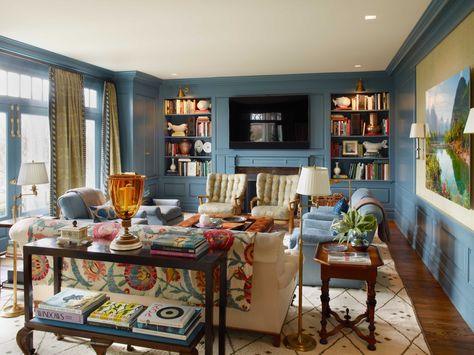 Decorator Bunny Williams gives us her best tips on how to decorate a living room using expertly selected antiques mixed with classic, contemporary pieces and a dash of color from objects and accessories collected across the globe. Hampton Living Room, Hamptons Living Room, Living Room Formal, Cozy Living Room Design, Bunny Williams, Design Salon, Small Room Design, Luxury Interiors, Room Storage