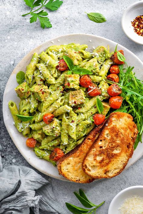 The Best Creamy Avocado Pasta Recipe | Bright, delicious and creamy pasta with avocado sauce is easy to make in just 20 minutes with or without chicken, and is delicious to serve warm or cold. Any way you enjoy it, this hearty and healthy recipe is sure to satisfy! - Cubes N Juliennes Healthy Avocado Dinner Recipes, Healthy Dinner With Avocado, Avocado Cream Sauce Pasta, Pasta Avocado Sauce, Food To Make With Avocado, Dinners With Avocado, Avocado Salad Recipes Easy, Avocado Dinners, Avocado Dinner Recipes