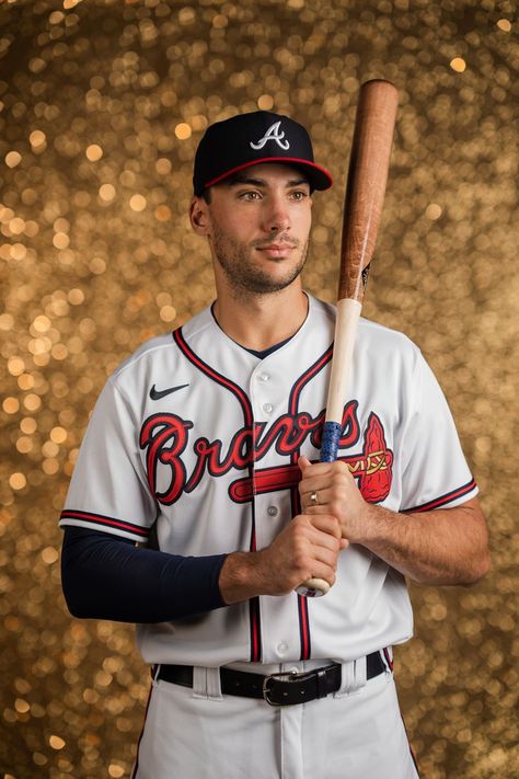 Matt Olson poses with bat. Matt Olson, Braves Win, Atlanta Braves Artwork, Brave Wallpaper, Matt Olson Braves, Atlanta Braves Wallpaper, Atlanta Braves Tomahawk, Hot Baseball Players, Dansby Swanson