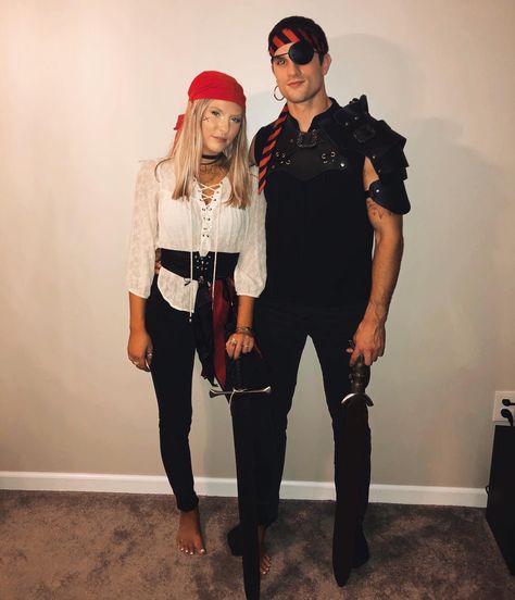 Easy DIY couples Halloween costume, last minute pirate Halloween costume ☠️ Pirate Costume Couple, Diy Karneval, Homemade Mermaid Costumes, Traje Cowgirl, Halloween Couples Costume, Pirate Costume Diy, Halloween Costumes Diy Couples, Girl Group Costumes, Diy Couples Costumes