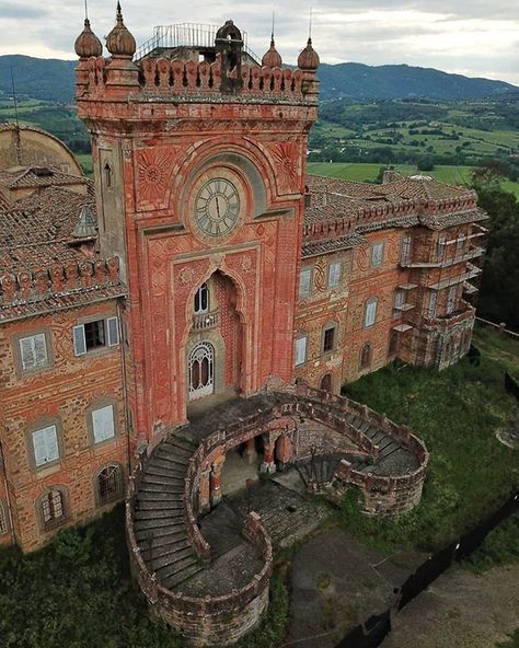 Castle Italy, Italian Castle, Desert Places, Abandoned Castles, Chateau France, Castle Ruins, Abandoned Mansions, Beautiful Castles, Abandoned Buildings