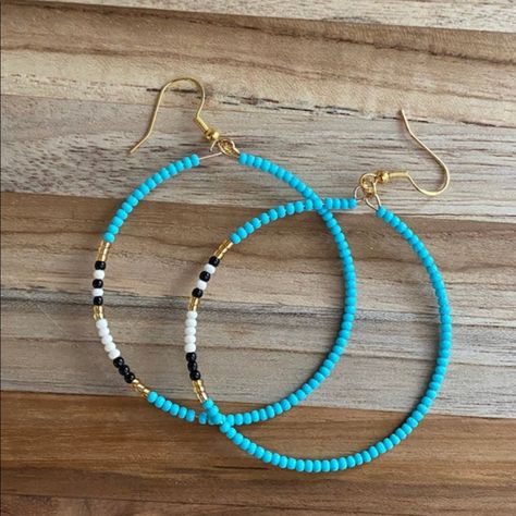 Handmade Beaded Hoops Measure Approximately 2” In Diameter And Are Attached To A Gold Toned Fishhook Earring. Seed Bead Hoops Earrings, Western Ear Piercings, Bead Earrings Ideas, Seed Bead Earrings Patterns, Heishi Bead Earrings, Small Beaded Earrings, Hoop Beaded Earrings, Seed Bead Bracelets Diy, Easy Beading