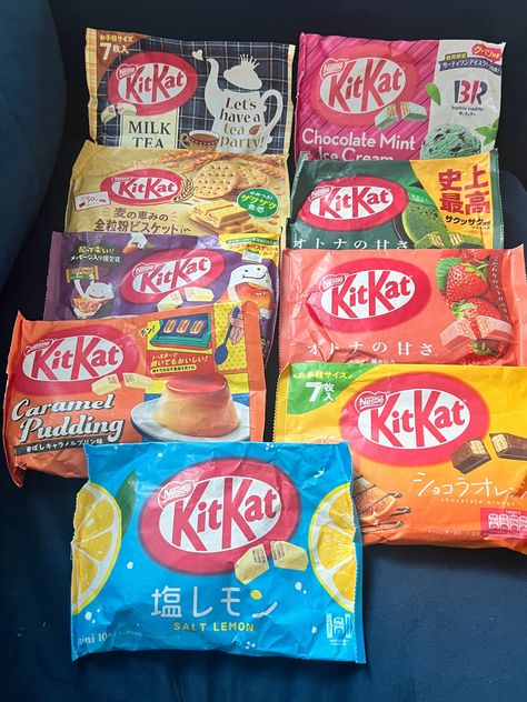 Japanese Kit Kat Bundle! 9 Unique Flavours! 9 multi packs of Kit Kat Mini Bars! Fresh from Japan! Delicious, unique Kit Kat flavours! Get your hand on this delicious 84 bar bundle! 9 packs of chocolate bars! Includes the following Kit Kat flavours! - Caramel Pudding -Salt Lemon -chocolate orange -strawberry -matcha -Sweet potato -50th anniversary biscuit! -chocolate mint ice cream -Milk tea An absolute must for chocolate lovers! Japanese Biscuits, Snacks Japonais, Cute Breakfast Ideas, Kit Kat Flavors, Japanese Kit Kat, Mint Chocolate Ice Cream, Japanese Chocolate, Strawberry Matcha, Skillet Dinner Recipes