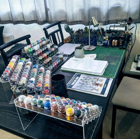 Miniature Painting Setup, Warhammer 40k Storage Ideas, Warhammer Setup, Warhammer Painting Station, Miniature Painting Station, Gunpla Workstation, Wargaming Room, Workshop Desk, Painting Figurines