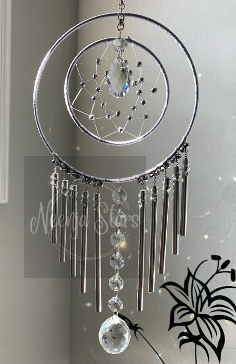 Homemade Wind Chimes, Small Suncatchers, Wind Charms, Unique Dream Catcher, Diy Cd, Wind Charm, Suncatchers Diy, Windchimes Diy, Crystal Suncatchers Diy