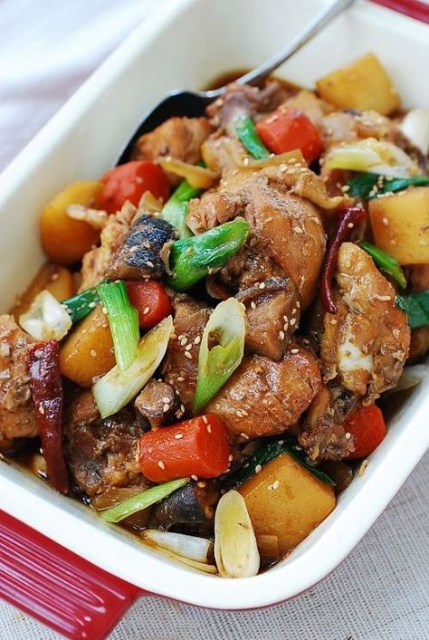 Korean Braised Chicken, Koreansk Mad, Korean Chicken, Korean Dishes, Braised Chicken, Chicken Slow Cooker Recipes, Crock Pot Slow Cooker, Crock Pot Cooking, Asian Cooking