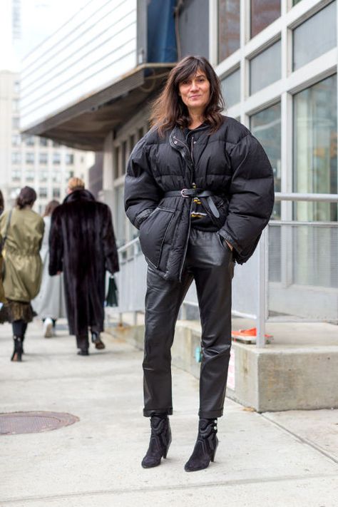 Best New York Fashion Week Street Style Fall 2016 - Emmanuelle Alt | @andwhatelse Winter Outfits Puffer, Padding Fashion, Down Jacket Outfit, Winter Streetstyle, Streetstyle Winter, Fashion Gone Rouge, Street Style 2016, Emmanuelle Alt, New York Fashion Week Street Style