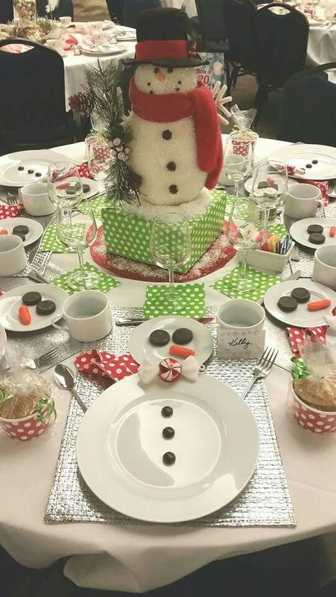 Snowman Themed Table Decor, Snowman Christmas Table Settings, Snowman Centerpiece Ideas Table, Snowman Party Decorations, Snowman Table Setting, Snowman Table Centerpieces, Snowman Table Decorations Centerpieces, Snowman Themed Christmas Party, Snowman Table Decorations