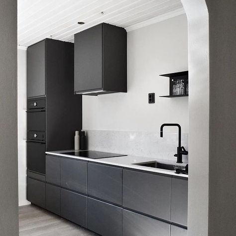 IKEA_kitchen on Instagram: “Voxtorp #ikeahome #ikea #kitchendesign #kitcheninspiration #kitchen #kitchens #designer #design #sweden #sverige #sverige🇸🇪 #homemade #home” Black Ikea Kitchen, Voxtorp Ikea, Modern Dark Kitchen, Grey Ikea Kitchen, Anthracite Kitchen, Ikea Kitchen Inspiration, Black And Grey Kitchen, Ikea Metod Kitchen, Small Modern Kitchens