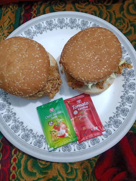 Zinger Burger, Sameera Khan, Eating Food Funny, Dairy Milk Chocolate, Foodie Instagram, Food Gallery, Delicacy Food, Snap Food, Garlic Sauce