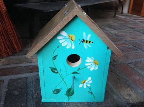 Birdhouse Painting, Painted Birdhouses, Bird House Plans Free, Birdhouses Ideas, Birdhouse Projects, Painted Daisies, Spring Door Decoration, Hand Painted Birdhouses, Homemade Bird Houses