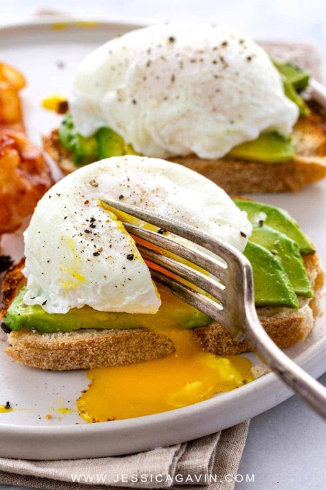 Poached eggs is a culinary technique to master that yields tender egg whites encased around a gooey golden yolk. Perfect for breakfast or to enhance a meal. #poachedeggs #breakfast #poach #eggs Poached Egg Recipe, Mexican Breakfast Recipes, Culinary Techniques, Healthy Sandwiches, Egg Muffins, Poached Egg, God Mat, Egg Breakfast, Poached Eggs