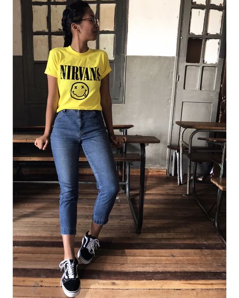 Yellow Graphic Tee Outfit, Yellow Tshirt Outfits Women, Yellow Tshirt Outfit, Yellow Ootd, Simple Aesthetics, Nirvana Tshirt, Outfits Con Camisa, Ootd Jeans, Jeans And T Shirt Outfit