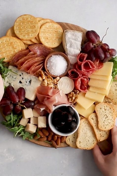 Cheese Plate Presentation, Cheese Plates Appetizer, Mojito Recept, Plate Presentation, Party Food Platters, Charcuterie And Cheese Board, Snacks To Make, Charcuterie Recipes, Cheese Platters