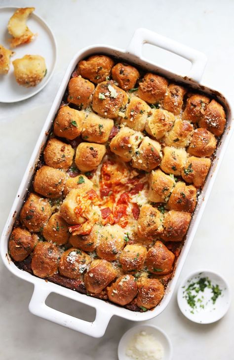 Pizza Pull Apart Bread, Pizza Pull Apart, Pizza Dip Recipes, Pull Apart Garlic Bread, Pull Apart Pizza, Pull Apart Pizza Bread, Bubble Bread, Garlic Bread Pizza, Bread Pull Apart Recipes