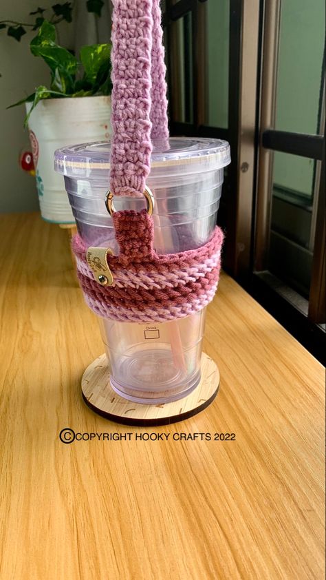 Aesthetic Sexy looks crochet design Cup Holder Crochet Free Pattern, Knitted Cup Holder, Cup Holder Crochet Pattern, Coffee Cup Holder Crochet, Crochet Drink Holder, Stanley Crochet Holder, Stanley Cup Crochet Holder, Crochet Stanley Cup Holder, Cup Holder Diy