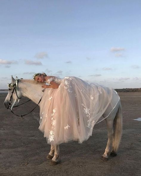 Bridal Horse Photoshoot, Bridget Von Ascheberg, Quince Pictures, Quinceanera Pictures, Horse Photography Poses, Quinceanera Themes Dresses, Quinceanera Photoshoot, Pictures With Horses, Twisted Games