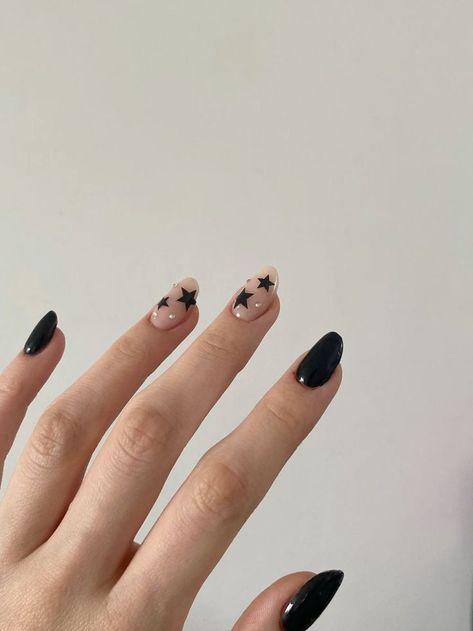 Black And What Nails, Elegant Simple Nail Designs, Simple Nails Stars, Alt Nail Inspo Almond, Emo Gel Nails, Short Nail Designs Grunge, Nails Inspiration 2024, Short Almond Shaped Nails Designs, Easy Black Nail Designs