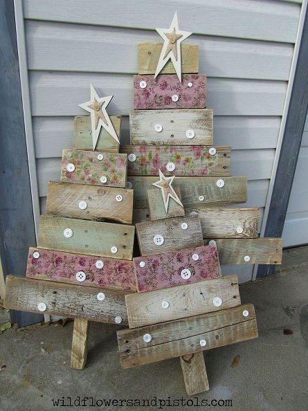 pallet wood christmas trees, christmas decorations, painted furniture, pallet Natal Country, Projek Diy, Pallet Wood Christmas, Pallet Wood Christmas Tree, Jul Diy, Kerajinan Diy, Pallet Christmas, Homemade Christmas Decorations, Wood Christmas Tree