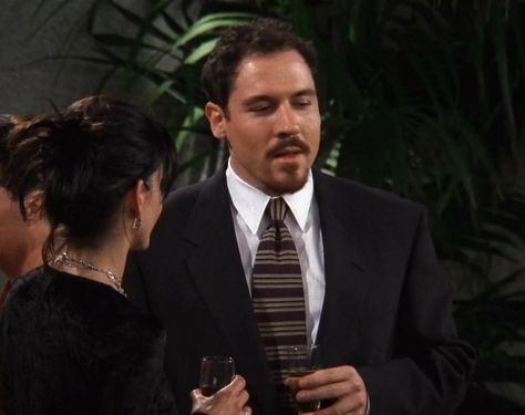 FRIENDS 1997 (S3 E19) Monica with Pete (co-star Jon Favreau). Fatherless Behavior, Jon Favreau, Holy Guacamole, Matt Leblanc, David Schwimmer, Friends Season, Matthew Perry, Feminine Art, Chris Pratt