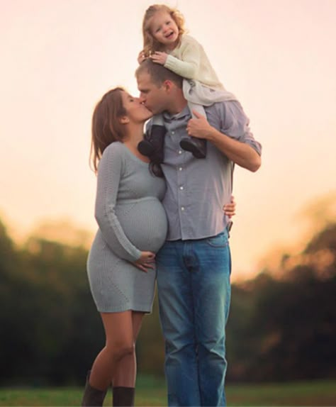 Vom Avea Un Copil, Family Maternity Pictures, Maternity Photography Family, Fall Maternity Photos, Maternity Photography Poses Outdoors, Outdoor Maternity Photos, Maternity Photography Poses Couple, Pregnancy Photos Couples, Maternity Photography Poses Pregnancy Pics