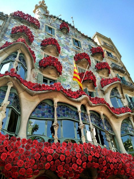 #DidYouKnow #Barcelona is the only city in the world awarded a Royal Gold Medal for architecture by Royal Institute of British Architects Parque Guell, Barcelona Itinerary, Gaudi Architecture, Barcelona Architecture, Gaudi Barcelona, Antonio Gaudí, Barcelona Catalonia, Famous Buildings, Antoni Gaudi