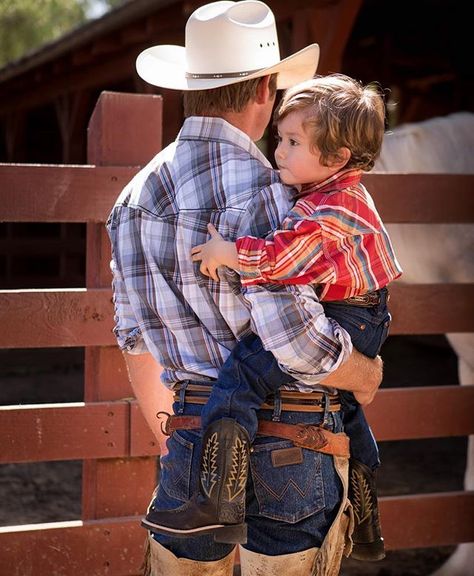 Father Son Photos, Cute Family Pictures, Boot Barn, Farm Boys, Country Kids, Estilo Country, Baby Cowboy, Boys Boots, Cute Family