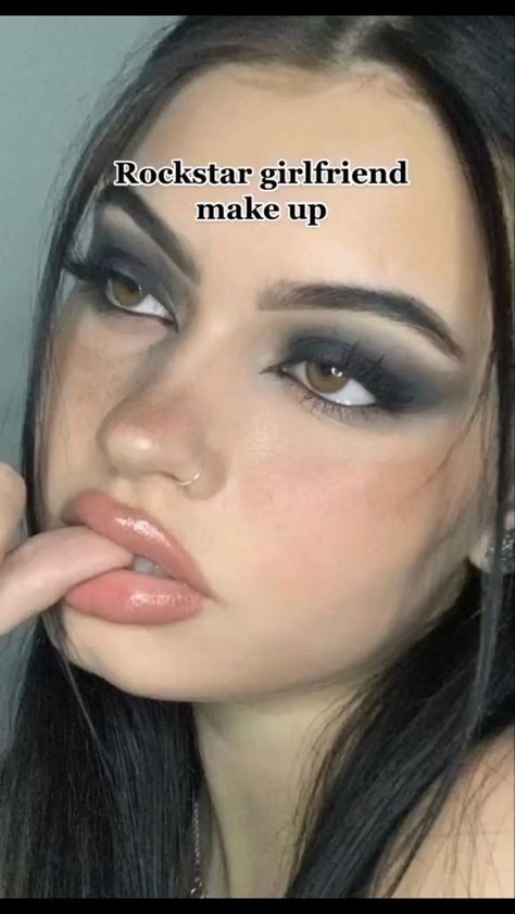 Makeup Ideas That Go With Black Dress, Makeup Idea For Concert, Dark Make Up Ideas, Eyeliner Heart On Cheek, Grunge New Years Makeup, Snitchery Instagram Cosplay, Eye Makeup Rockstar, Eye Makeup Rockstar Gf, Smokey Eye 2023