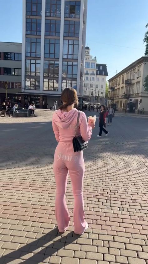 Juicy Couture Aesthetic Tracksuit, Juicy Couture Outfits, Pink Juicy Couture Track Suit Aesthetic, Pink Juicy Tracksuit, Juicy Cotoure Tracksuits, Original Juicy Couture Tracksuit, Juicy Couture Clothes, Juicy Couture Tracksuit, Best Filters For Instagram