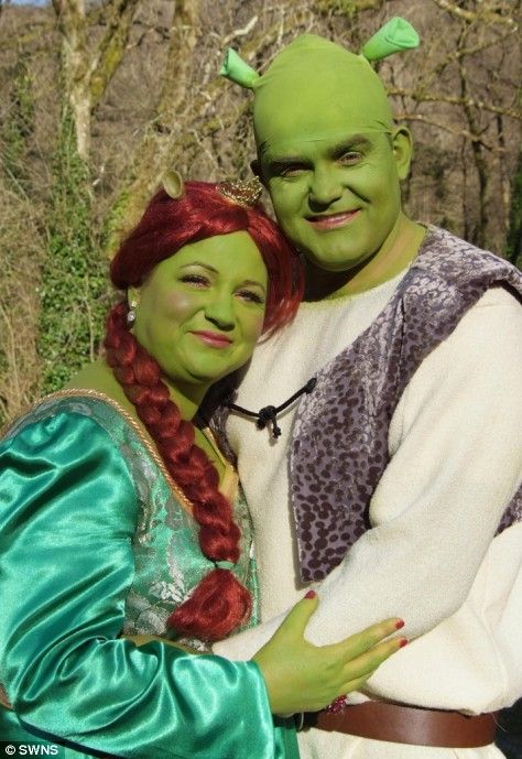 Happy ogre after: Christine England and Keith Green spent three hours in make-up to walk down the aisle looking like their cartoon heroes.... ummm HELL NO haha...THIS IS HILARIOUS !!! Shrek Wedding, Fiona Y Shrek, Faerie Wedding, Carl Y Ellie, Shrek Costume, Wedding Fotos, Geeky Wedding, Princess Fiona, Crazy Wedding