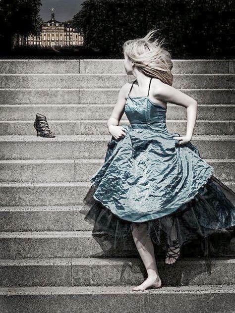 Cinderella running, darkness, looking back. Modern Cinderella, Wedding Dresses Cinderella, Modern Fairytale, Fairytale Photography, Fantasy Photography, Fairytale Fantasy, Cinderella Dresses, Shooting Photo, Grimm