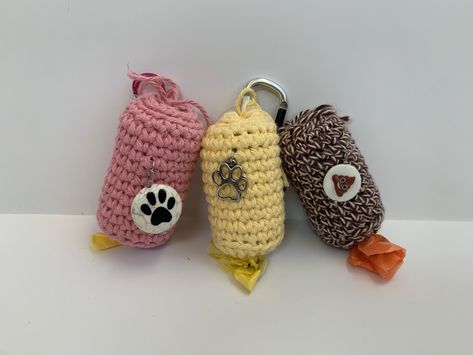 Emily's Art Room: 5 Days of Stocking Stuffers: Doggy Poo Bag Holder Poop Bag Holder Diy, Dog Poop Bag Holder Diy, Winnie Poo, Dog Poo Bag Holder, Bag Holder Pattern, Crochet Dog Clothes, Dog Poo Bags, Dog Waste Bag Holder, Crochet Dog Patterns