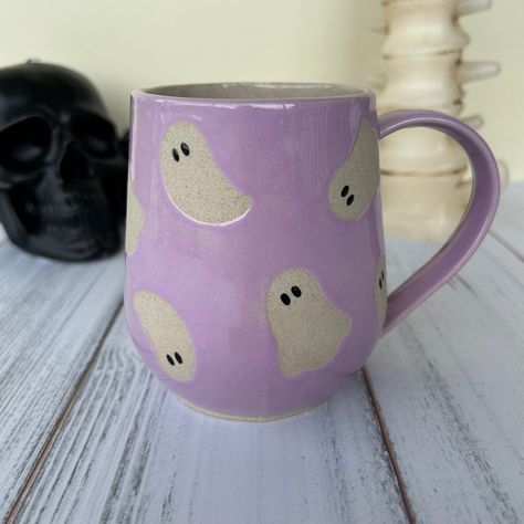 Painting Clay Mug Ideas, Spooky Pottery Painting Ideas, Halloween Pottery Painting Ideas, Spooky Ceramics, Pottery Painting Ideas For Beginners, Painting Pottery Ideas Easy, Fall Ceramics, Pottery Painting Ideas Easy, Halloween Pottery