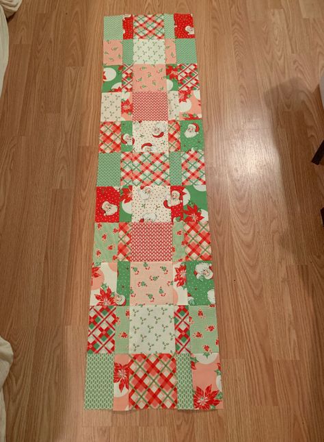 Table Runners Made With Charm Packs, Table Runners Using Charm Packs, Charm Pack Table Runners, Charm Pack Table Runner Pattern, Table Runner And Placemats Ideas, Easy Table Runner Pattern, Charm Pack Table Runner, Table Runners Diy Easy, Quilting Table