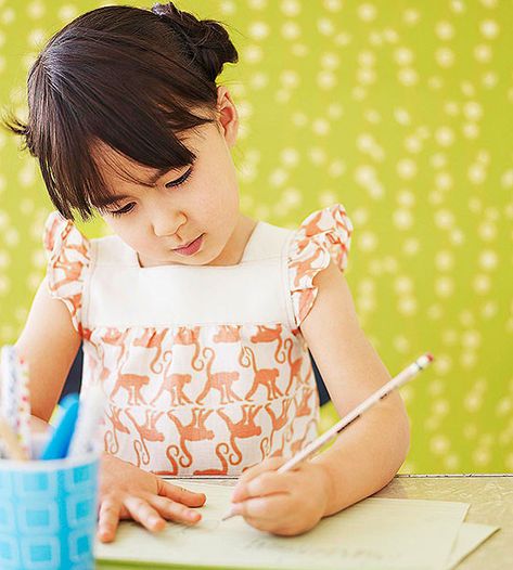 Handwriting is a difficult skill and requires a healthy dose of practice! Discover how to help your toddler overcome the 4 most common penmanship woes. Learn Writing, Games To Play With Kids, Learning Board, Kid Games, Spelling And Handwriting, Improve Your Handwriting, Kindergarten Curriculum, Writing Letters, Playing Sports