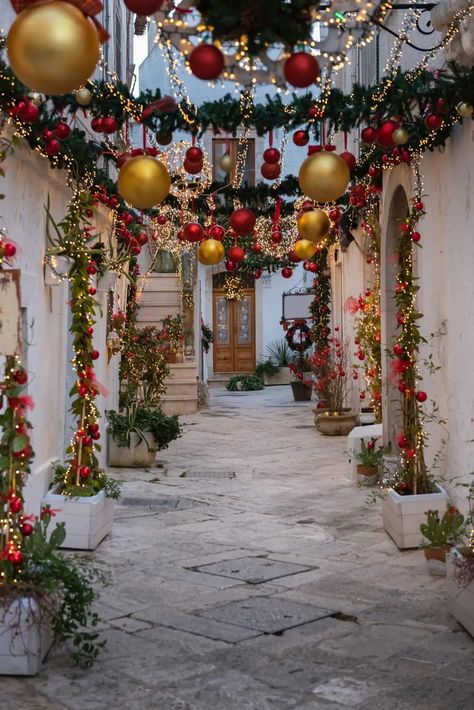 Italy In December, Italian Christmas Traditions, New England Christmas, Green Christmas Tree Decorations, Christmas In Italy, Christmas Church, Italian Christmas, Farmhouse Christmas Tree, Christmas Themes Decorations