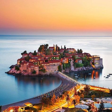 Sveti Stefan, Budva, Montenegro 🇲🇪 Sveti Stefan is a picturesque islet and hotel resort located near Budva, Montenegro. Known for its stunning beauty and historical charm, Sveti Stefan is connected to the mainland by a narrow isthmus and features a unique blend of ancient stone buildings and luxurious accommodations. The serene setting and clear waters make it a sought-after destination for travelers looking for a mix of history, luxury, and natural beauty. Sveti Stefan Montenegro, Vila Medieval, Sveti Stefan, Montenegro Travel, Earth Pictures, Voyage Europe, Destination Voyage, Dubrovnik, Macedonia