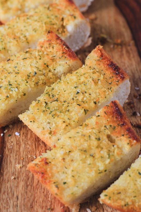 Vegan Garlic Bread Recipe, Easy Garlic Bread Recipe, Vegan Garlic Bread, Garlic Cheese Bread, Garlic Bread Recipe, Hearty Soup, Garlic Cheese, Veggie Food, Baked Garlic