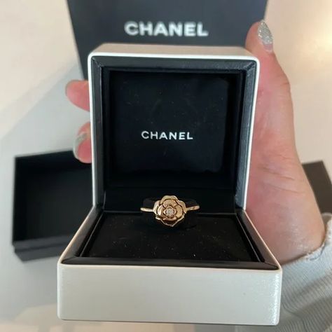 Chanel Ring Gold, Chanel Accessories Jewelry, Chanel Jewelry Ring, Chanel Fine Jewelry, Chanel Clothes, Channel Jewelry, Chanel Aesthetic, Chanel Ring, Dream Rings