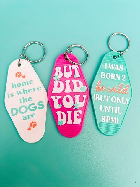 These motel keychains are so cute & can be customized however you like! These designs are by Milkmilksugar Keychains Made With Cricut, Cute Cricut Projects To Sell, Cricut Etsy Ideas, Vinyl Keychain Ideas, Cricut Keychain Ideas, Motel Keychain Ideas, Keychain Design Ideas, Keychain Cricut, Cricut Blanks