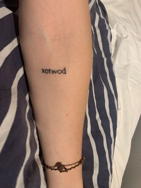 The Weeknd Minimalist Tattoo, X’o Tattoo The Weeknd, Xo Tattoo Ideas, The Weekend Tattoos Ideas, Xotwod Tattoo, Xo Tattoo Small, The Weeknd Inspired Tattoos, Xo Tattoo The Weeknd, Abel Tattoo