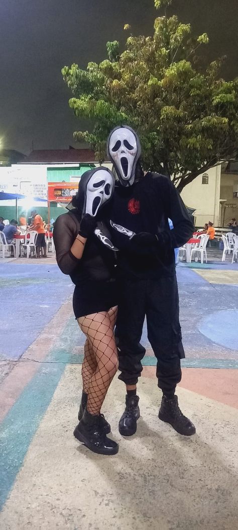 Couples Costumes Ghostface, Halloween Costumes Couples Ghostface, Couples Halloween Outfits Matching, Horror Themed Party Outfits, Matching Ghost Face Costumes, Matching Ghostface Costume, Scream Costumes Couples, Girl Ghost Face Costume Ideas, Ghostface Outfit Girl