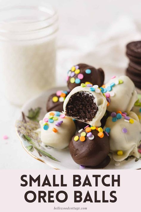 Oreo balls are easy to make and delicious too. They are usually a holidays-only treat, but with this Small Batch Oreo Balls recipe you can indulge any time without filling your freezer with dozens and dozens of these irresistible truffles! The recipe makes 10-12 moderately-sized truffles and they store well in the fridge or freezer. Oreo Cookie Truffles, Oreo Balls Recipe, Oreo Cake Pops, Oreo Balls, Holiday Cookie Exchange, Australia Food, Oreo Recipes, Oreo Truffles, Chocolate Sandwich